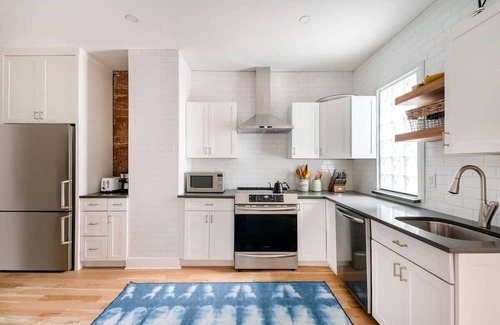 Williamsburg Apartment | Ainslie Manor by Rove Travel | 6BR TH w/Backyard