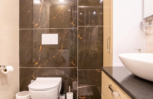 Kadnlar Denizi Mahallesi Apartment | Sea View Flat w Pool 1 min to Beach in Kusadasi