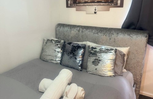 Broxbourne House | Lux 1 bedroom and 1 private bathroom in a shared flat cheshunt Broxbourne