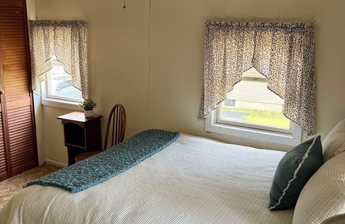 Rotterdam Junction Cottage | Private Lake View Cottage on Ballston Lake. 9 miles to Saratoga!