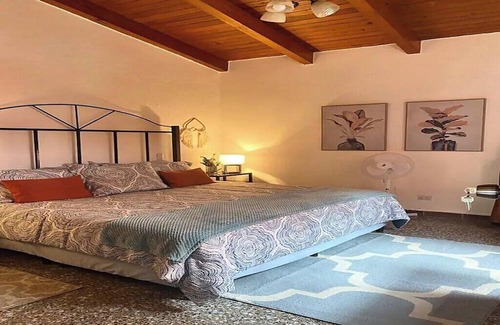 Zona 10 House | Colonial House in the City with parking space and pool