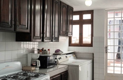 Zona 10 House | Colonial House in the City with parking space and pool