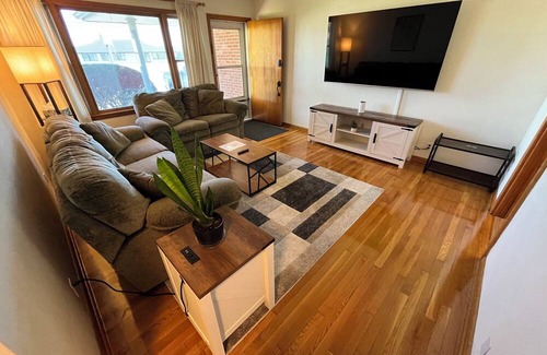 Champaign House | Comfy 2 br w/ 1-car garage off I-74, 5 Min to UofI