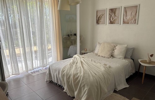 Hopitaux-Facultes Apartment | Beautiful, fully equipped studio!