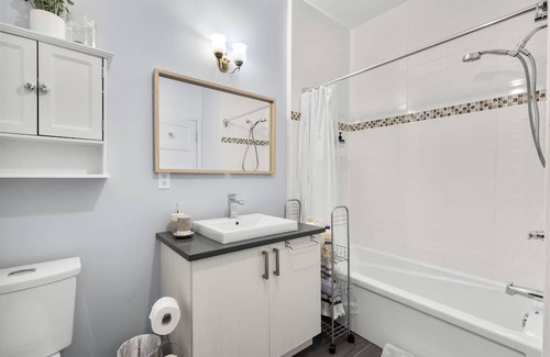 Rosemont-La Petite-Patrie Condo | Cute & Modern Condo - (Free Parking & Near Public Transit) - AC & Private Patios