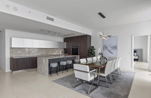 Edgewater Condo | Furnished 4 bed, 5.5 bath waterfront penthouse with stunning 50th floor views.