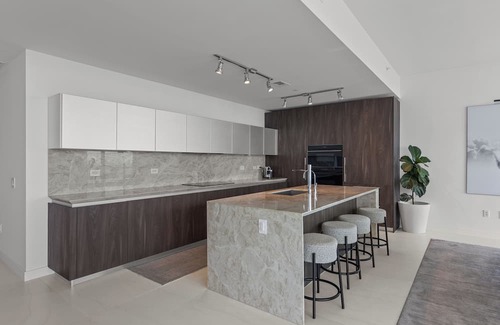 Edgewater Condo | Furnished 4 bed, 5.5 bath waterfront penthouse with stunning 50th floor views.