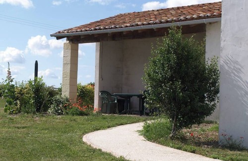 Brives-sur-Charente Apartment | La Treille, Studio Avec vue sur Jardin