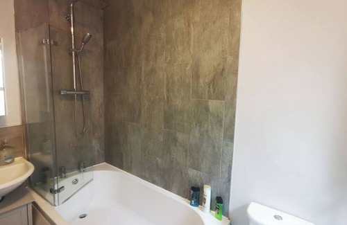 Enfield Apartment | Large clean double room in a modern quiet house close to train station&bus stop