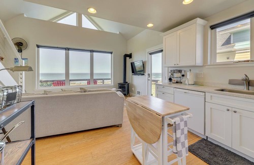 Oregon Coast Cottage | Oceanfront Yachats Cottage w/ View & Beach Access!