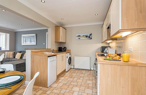 St Leonards Apartment | Spacious garden apartment, sleeps 3 w/ parking