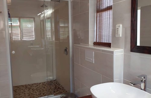 Phalaborwa Villa | Luxurious bush villa with 2 ensuite bathrooms & modern kitchen 1 km from Kruger