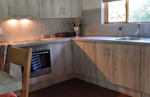 Phalaborwa Villa | Luxurious bush villa with 2 ensuite bathrooms & modern kitchen 1 km from Kruger