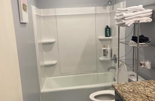 Olathe House | Pet friendly 3bdr with King