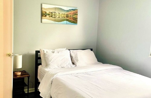 Olathe House | Pet friendly 3bdr with King