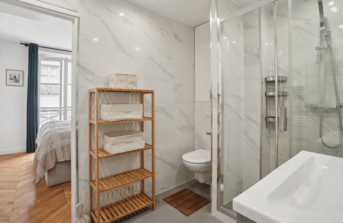 Vivienne Apartment | Chic 2BR near Louvre & Place Vendôme