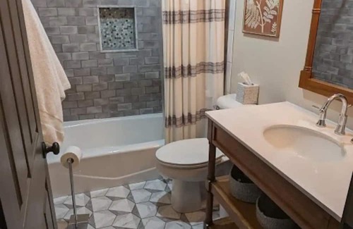 Lebanon House | Charming historic duplex within walking distance of quaint downtown attractions