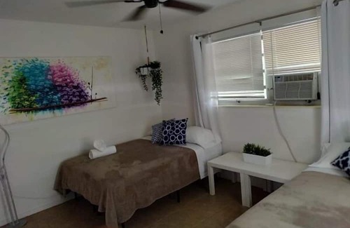 Poinciana Park Apartment | ★ 1 bdr Apartment ★ Beach 6min ★ Downtown 4min