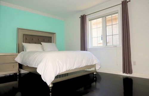Richmond Hill House | Large Spacious 4 Bedroom House in the Heart of Richmond Hill