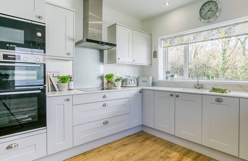 Marianglas Cottage | Gamdda Fawr - a hot tub that sleeps 8 guests in 4 bedrooms