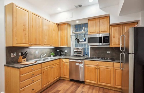 River North Apartment | Secret Gallery on the Park - 2bd/1ba + 1bd/1ba