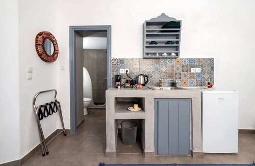 Karterados Villa | Wonderful BR Suite near Karterados Beachy