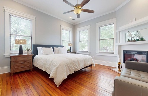Metropolitan House | Dog-friendly, 2nd-floor duplex with beautiful interior & walkable location