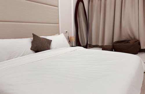 Zhongshan Condo | 2 mins walk to the MRT! Family-sized condo with reading area, 8 min night market