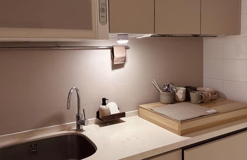 Zhongshan Condo | 2 mins walk to the MRT! Family-sized condo with reading area, 8 min night market