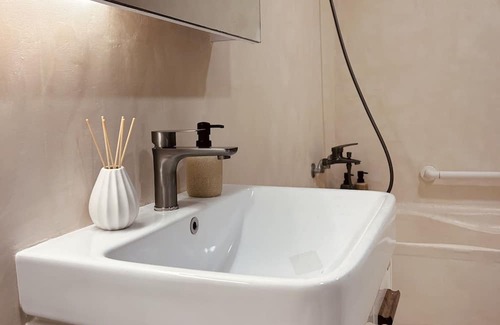 Zhongshan Condo | 2 mins walk to the MRT! Family-sized condo with reading area, 8 min night market