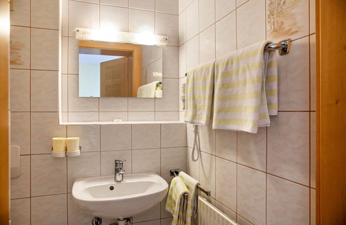 Oberau Apartment | Apartment In A Hotel 'Landhaus Sonnenzauber Sonnenzauber2' with Mountain View and Wi-Fi