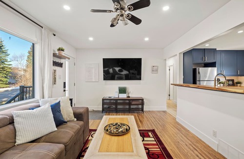 Northwest Calgary House | The Owl 3 Queen Beds PetFriendly FencedYard