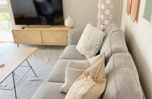 Hawthorn Apartment | Beautiful 2BR Scotch-Hill retreat in leafy Hawthorn (4km to MCG, 6km to CBD)