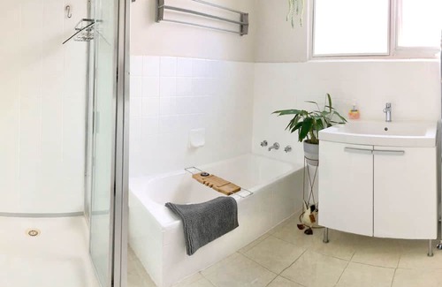 Hawthorn Apartment | Beautiful 2BR Scotch-Hill retreat in leafy Hawthorn (4km to MCG, 6km to CBD)