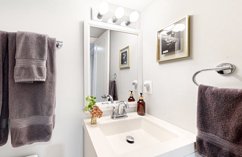 College Park Apartment | Home near downtown College Park with patio, streaming, kitchenette, W/D, & AC