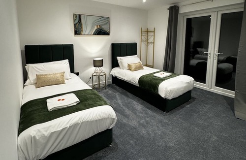 Ashford Apartment | Heathrow Convenience Haven