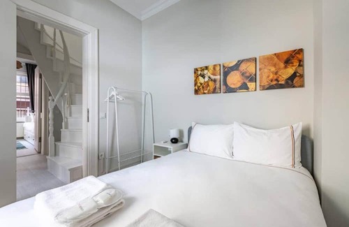 Arnavutkoy House | This house is a 3 bedroom(s), 1.5 bathrooms, located in Beşiktaş, İstanbul.