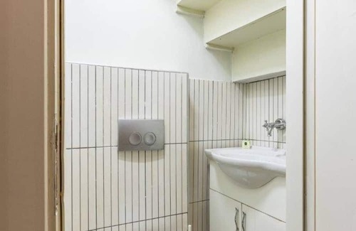 Arnavutkoy House | This house is a 3 bedroom(s), 1.5 bathrooms, located in Beşiktaş, İstanbul.