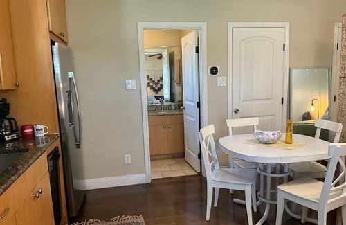 Chestnut Apartment | Lovely East Austin Studio / Garage Apartment