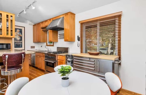 Cedar-Isles-Dean House | Uptown mpls 4-bedroom house near lakes and downtown mpls!