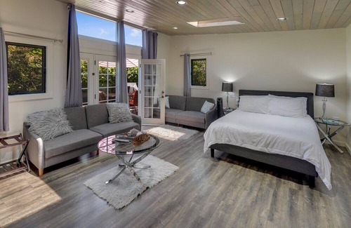 Paradise Valley House | Luxury 6 Bd/4 Ba Retreat house with Outdoor Jacuzzi Near San Francisco/SFO