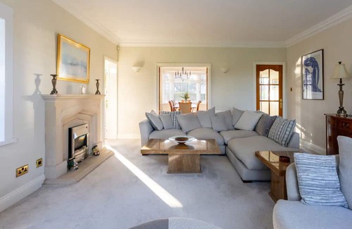 Ferndown House | Pass the Keys | Amazing Spacious Home/Golf Course