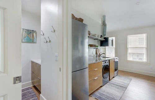 Kayton - Frazier Area Apartment | The Nest on Duffy Lane, Fresh | Modern | Parking
