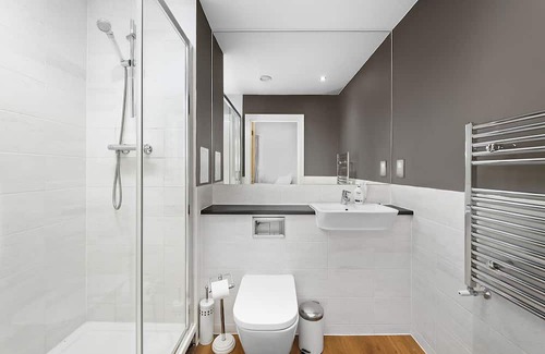 Islington Apartment | Cozy Modern 3 Bed 2 Bath Flat in East London . Family & Pet-freindly