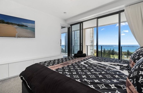 Broadbeach Apartment | Luxury Broadbeach Apartment with Ocean Views
