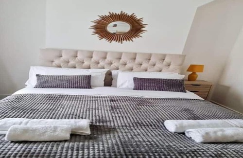 Gravesend Apartment | Gravesend 2 Bedroom Apartment Sleeps 4, 2 mins walk to Station