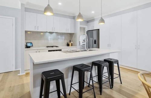 Rosebud House | Peninsula Getaway. 5 minute walk from local shops