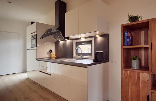 Lattrop House | This holiday home for six persons has a spacious living room with an open kitchen, three bedrooms and a spacious patio.