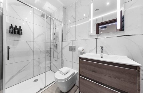 Golders Green Apartment | Modern Spacious Suite Sleeps 4 in Central London