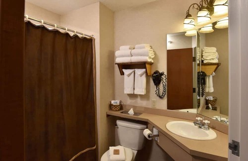 St. Joseph House | St. Joseph's Historical Escape with Complimentary Shuttle | 3 Units